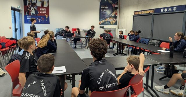 🤾‍♂️ [𝘼𝑹𝘽𝑰𝙏𝑹𝘼𝑮𝙀]

📌 Pendant les vacances de Noël, 223 JAJ ont participé aux 10 stages T3/G3 organisés partout sur le territoire !

💪 Une belle mobilisation qui montre l’importance de la formation et de l’accompagnement de nos jeunes arbitres par les clubs et le territoire.

🙏 Merci aux 24 formateurs présents pendant toute la période. Leur engagement, leur disponibilité et leur énergie permettent à nos jeunes arbitres de progresser et de gagner en compétence.

➡️ Les JAJ ayant validé ce niveau rejoindront le stage JAJ T3 G2 lors des prochaines vacances.

🔄 La formation ne s’arrête jamais… et ce sont encore près de 200 jeunes qui seront concernés !

@comite44handball @comite49handball @comite_53_handball @handcomitesarthe @vendeehb 

#PaysDeLaLoire #PDLL #FormationArbitrage #StagesJAJ