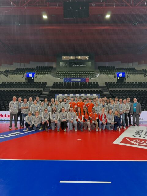🇫🇷 [𝑩𝑬́𝑵𝑬́𝑽𝑶𝑳𝑬𝑺]

👏 Coup de projecteur sur les 48 bénévoles de la Ligue des Pays de la Loire, mobilisés hier soir à Antarès au Mans à l’occasion du match France 🇫🇷 – Espagne 🇪🇸 

Leur engagement a été essentiel au bon déroulement de l’événement 🙏

Merci également aux serpilleros, issus de la section sportive du Lycée Sud du Mans, pour leur sérieux tout au long de la rencontre 👏

Une mobilisation collective au service du handball et du territoire 💪

@handcomitesarthe @frahandball 

📸 @e.elain 

#PDLL #PaysDeLaLoire #Bénévoles #Engagement