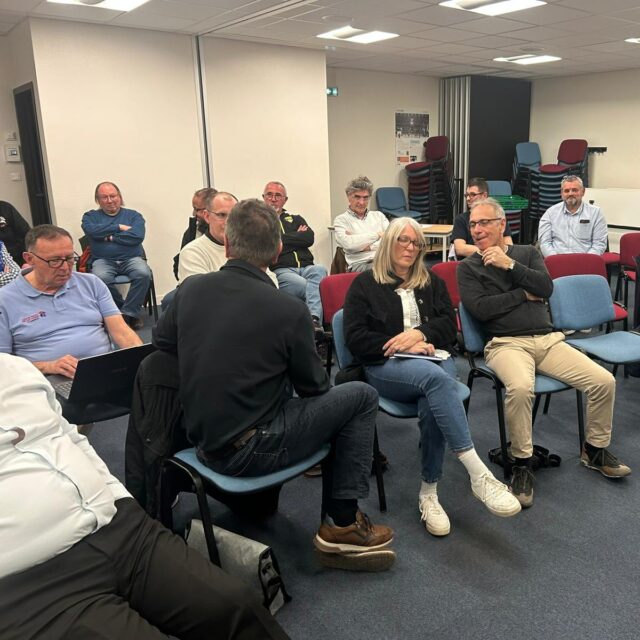 🚀 [𝙏𝑶𝙐𝑹𝙉𝑬𝙀 𝘿𝑬𝙎 𝘾𝑳𝙐𝑩𝙎]

✨ Une soirée riche en échanges aux Ponts-de-Cé pour cette première étape de la tournée des clubs du Maine‑et‑Loire !

📌 Formation des jeunes arbitres, organisation des championnats, surclassement, emploi, subventions ANS… tous les sujets ont trouvé leur place.

💬 Merci aux clubs présents pour leur participation active et leurs idées pour faire avancer notre handball régional !

📆 Prochaine rencontre : Le 9 avril à 19h30, en Loire‑Atlantique, Salle G. Brassens – La Montagne.

Pour participer aux prochaines rencontres ➡️https://forms.office.com/e/CKmDbfgdqZ

@comite49handball @alm_handball @angers_sco @es_aubance_handball  @segrehandball @aaeec.hand @feneuhandballclub @ohb.sainte.gemmes  @angershbc @csl_handball