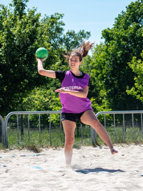 🏖️ [𝘽𝑬𝘼𝑪𝙃 𝙃𝑨𝙉𝑫𝘽𝑨𝙇𝑳]

La saison du Beach est lancée 🔥
Mercredi, les garçons, et jeudi, les filles se sont retrouvés sur le sable du Lac de Maine pour une détection.

Sous un beau soleil, tous ont pu se tester aux 360° et aux kung-fu, tout en prenant un maximum de plaisir ☀️

Mention spéciale aux arbitres présents, venus s’initier aux règles du beach Handball, un rôle essentiel dans l’apprentissage et le bon déroulement du jeu 👏

📸 Photos : https://handballpaysdelaloire.sharepoint.com/:f:/s/COMMUN/IgBKPYAQFFnaSJ80xIOOuvShAeZn-SHXCrPwVG9Mcv5Mxdo?e=G9WEjd

https://handballpaysdelaloire.sharepoint.com/:f:/s/COMMUN/IgCnqySQe8GWTYbs74hwUYsQAYa-9LTPHlIfOLwasvUZIKk?e=OA124r

@comite44handball @comite49handball @comite_53_handball @handcomitesarthe @vendeehb 

#PaysDeLaLoire #PDLL BeachHandball