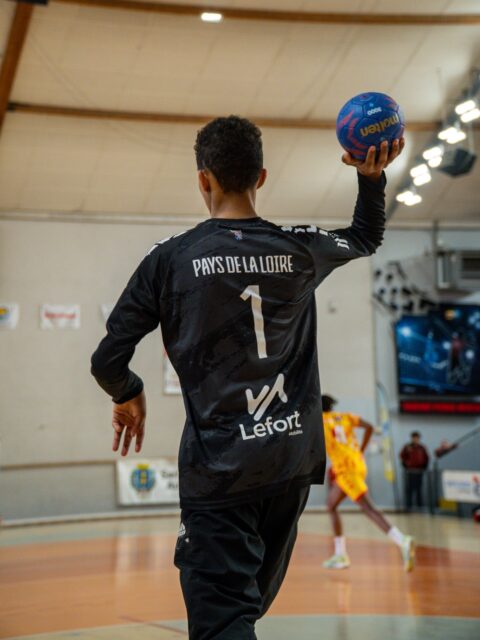 🏆 [𝙄𝑵𝙏𝑬𝙍𝙇𝑰𝙂𝑼𝑬𝑺 𝙈𝘼𝙎𝘾𝙐𝙇𝙄𝙉𝙎] 

Clap de fin pour nos joueurs des Pays de la Loire engagés aux Interligues Masculins 2026 💙

Après une phase de poules disputée avec intensité, nos joueurs ont su montrer de belles valeurs sur le terrain, entre engagement, solidarité et combativité tout au long de la compétition 💪 

Ils terminent ainsi cette édition à une belle 7ᵉ place, reflet d’un parcours sérieux et d’une belle expérience collective 👏 

Bravo à tous les joueurs et au staff pour leur investissement et leur état d’esprit ! Les Pays de la Loire peuvent être fiers de vous 🙌 

Un grand merci aux organisateurs pour cet événement 😉

@vendeehb @comite49handball @comite44handball @handcomitesarthe @comite_53_handball @grandesthandball