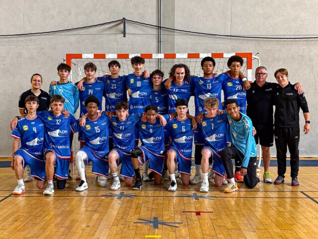 🏆 [𝙄𝑵𝙏𝑬𝙍𝙇𝑰𝙂𝑼𝑬𝑺 𝙈𝘼𝙎𝘾𝙐𝙇𝙄𝙉𝙎]

Arrivés hier sur site, le groupe a effectué la remise des équipements et une activité en forêt 🌲, un moment de cohésion important pour lancer la compétition.

Belle entrée en matière pour nos joueurs lors des Interligues ! 💪

Opposés ce matin à 10h15 à la @liguecentre_vdl_handball , les garçons s’imposent 24-19 au terme d’un match serré 😤
Score à la mi-temps : 11-11, avant une seconde période maîtrisée pour faire la différence.

L’après-midi, ils enchaînent et font match nul 23-23 face à @ligueidfhandball ,au terme d’une fin de match très disputée. 

📅 Prochain rendez-vous demain à 9h00 face à @ligue_occitanie_de_handball 

📷 Retour en images sur cette belle première journée

@vendeehb @comite49handball @comite44handball @handcomitesarthe @comite_53_handball 

#PDLL #PaysDeLaLoire #Interligues #Handball #Formation