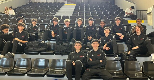 🏆 [𝙄𝑵𝙏𝑬𝙍𝙇𝑰𝙂𝑼𝑬𝑺 𝙈𝘼𝙎𝘾𝙐𝙇𝙄𝙉𝙎]

🔥 Deuxième jour de compétition pour notre équipe ligérienne avec un duel intense face à la @ligue_occitanie_de_handball.

🤜 Menés une grande partie du match et à la mi-temps (13-9), les joueurs n’ont rien lâché. Un final renversant permet au groupe de s’imposer 23-21.

👏 Félicitations à l’équipe pour ce superbe parcours : 2 victoires et 1 match nul

📅 📅 Prochain rendez-vous : demain à 11h00 face à la Ligue @aurahandball, avant d’entamer leur dernier match de la compétition.

🟨 Félicitations également à Enzo et Matilin, notre binôme d’arbitres. Ils ont sifflé 2 matchs hier : Île-de-France vs Bretagne et Bourgogne-Franche-Comté vs Océan Indien.

📸 Retour en images sur cette belle journée de handball

@comite44handball @comite49handball @comite_53_handball @handcomitesarthe @vendeehb 
 
#PDLL #PaysDeLaLoire #Interligues #handball  #formation