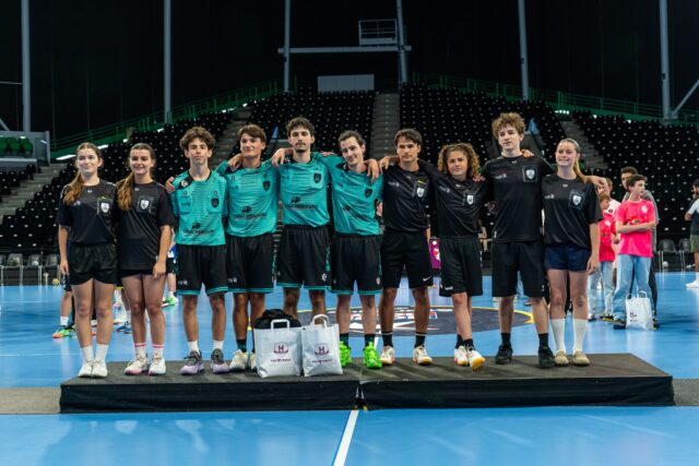 🤝 [𝘼𝙍𝘽𝙄𝙏𝙍𝘼𝙂𝙀]
 
À l'occasion du Tournoi Régional U14 Masculin organisé par le @hbc_nantes_asso , 5 binômes de Juges-Arbitres Jeunes étaient mobilisés pour officier sur les 20 rencontres programmées tout au long de la journée.
 
👏 Félicitations à nos jeunes arbitres :
🔹 Liam BERT & Clément SCHUHLER (@atlantique_reze_handball )
🔹 Églantine DELAUNAY & Félix LEBOT (@racchandballofficiel )
🔹 Zoé BONNET & Lola ROMIGUÈRE (@echb44handball )
🔹 Lazlo DE ROQUEFEUIL & Carel GRATTON-THOMASSIN (@nos_handball )
🔹 Tonin RENÉ-LOSEY & Célian VERRE-AUDIGER (@snhb_officiel )
 
Tout au long de la journée, les jeunes arbitres ont été accompagnés, observés et conseillés afin de poursuivre leur progression dans un contexte exigeant et formateur.
 
🙏 Merci à nos accompagnateurs pour leur engagement auprès de la relève de l'arbitrage :
➡️ Teddy PROUST
➡️ Jérôme CHAMPENOIS
➡️ Louis SOULLARD
➡️ Julien MASSENET
➡️ Nathan BLANCHARD
 
👏 Merci également au HBC Nantais pour son accueil et la qualité de l'organisation de cette belle journée.
 
📸 @hbc_nantes_asso 

@comite49handball @comite_53_handball @handcomitesarthe @vendeehb  @comite44handball 

#PaysDeLaLoire #PDLL #Arbitrage #JAJ #Formation