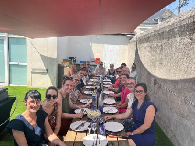 🤝 [𝑪𝑶𝑵𝑽𝑰𝑽𝑰𝑨𝑳𝑰𝑻𝑬]

Hier midi, salariés et élus se sont retrouvés autour d’un repas à la Ligue de Handball des Pays de la Loire. 🍽️

Un moment de convivialité pour clôturer une saison riche et intense, rythmé par les échanges, la bonne humeur et le plaisir d’être ensemble. 💬✨

De quoi renforcer les liens avant les vacances estivales… et revenir en pleine forme à la rentrée pour poursuivre nos projets collectifs ! 💙🤾

@comite44handball @comite49handball @comite_53_handball @handcomitesarthe  @vendeehb 

#PDLL #PaysDeLaLoire #Cohésion #Equipe