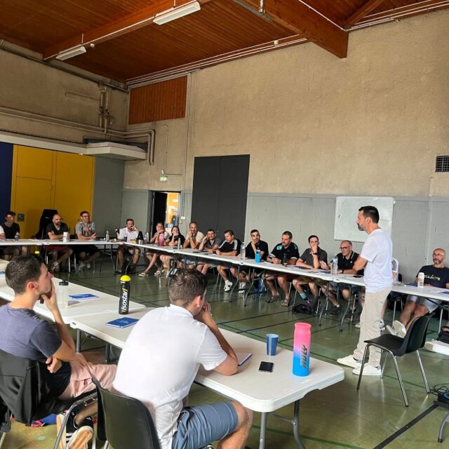 📣 𝗦𝘁𝗮𝗴𝗲 𝗱𝗲 𝗿𝗲𝗻𝘁𝗿𝗲́𝗲 𝗱𝗲𝘀 𝗝𝘂𝗴𝗲𝘀-𝗔𝗿𝗯𝗶𝘁𝗿𝗲𝘀 𝗧𝟭
💪 Une journée placée sous le signe de l'exigence et du partage !
Le 6 septembre à Ancenis, les Juges-Arbitres T1 ont lancé leur saison lors du traditionnel stage de rentrée.
🤝 Au programme : travail autour des règles du jeu, consignes de la saison, tests physiques et épreuve écrite, sans oublier de nombreux échanges entre pairs.
🎤 Temps fort de la journée avec l'intervention de Joël Da Silva, Head Coach du SCO Angers, venu partager sa vision de la communication positive, de la relation entraîneur-arbitre et de la performance collective.
👏 Merci au club d'@ancenishandball et à la Ville d'Ancenis pour leur accueil et la qualité des installations mises à disposition.
Bonne saison à l'ensemble de nos Juges-Arbitres T1 !
@comite44handball @comite49handball @comite_53_handball @comitesarthehandball @vendeehb
#HandPaysdelaLoire #Arbitrage #Formation