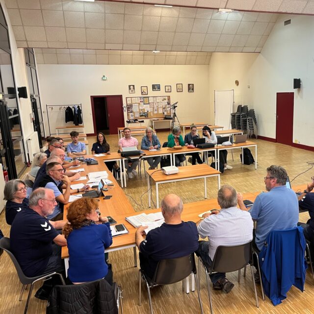📢 𝗣𝗿𝗲𝗺𝗶𝗲𝗿 𝗖𝗼𝗻𝘀𝗲𝗶𝗹 𝗱’𝗔𝗱𝗺𝗶𝗻𝗶𝘀𝘁𝗿𝗮𝘁𝗶𝗼𝗻 𝗱𝗲 𝗹𝗮 𝘀𝗮𝗶𝘀𝗼𝗻

🤝 Jeudi dernier, élus et salariés de la Ligue se sont retrouvés pour le premier Conseil d’Administration de la saison.

💡 Après les échanges autour des différents sujets à l’ordre du jour, des ateliers ont permis de travailler sur trois thématiques clés.

🍽️ La soirée s’est conclue dans la convivialité autour d’un repas partagé.

✅ Très belle saison à toutes et à tous !

@comite44handball @comite49handball @comite_53_handball @comitesarthehandball @vendeehb 

#HandPaysdelaLoire #VieDeLaLigue #Handball